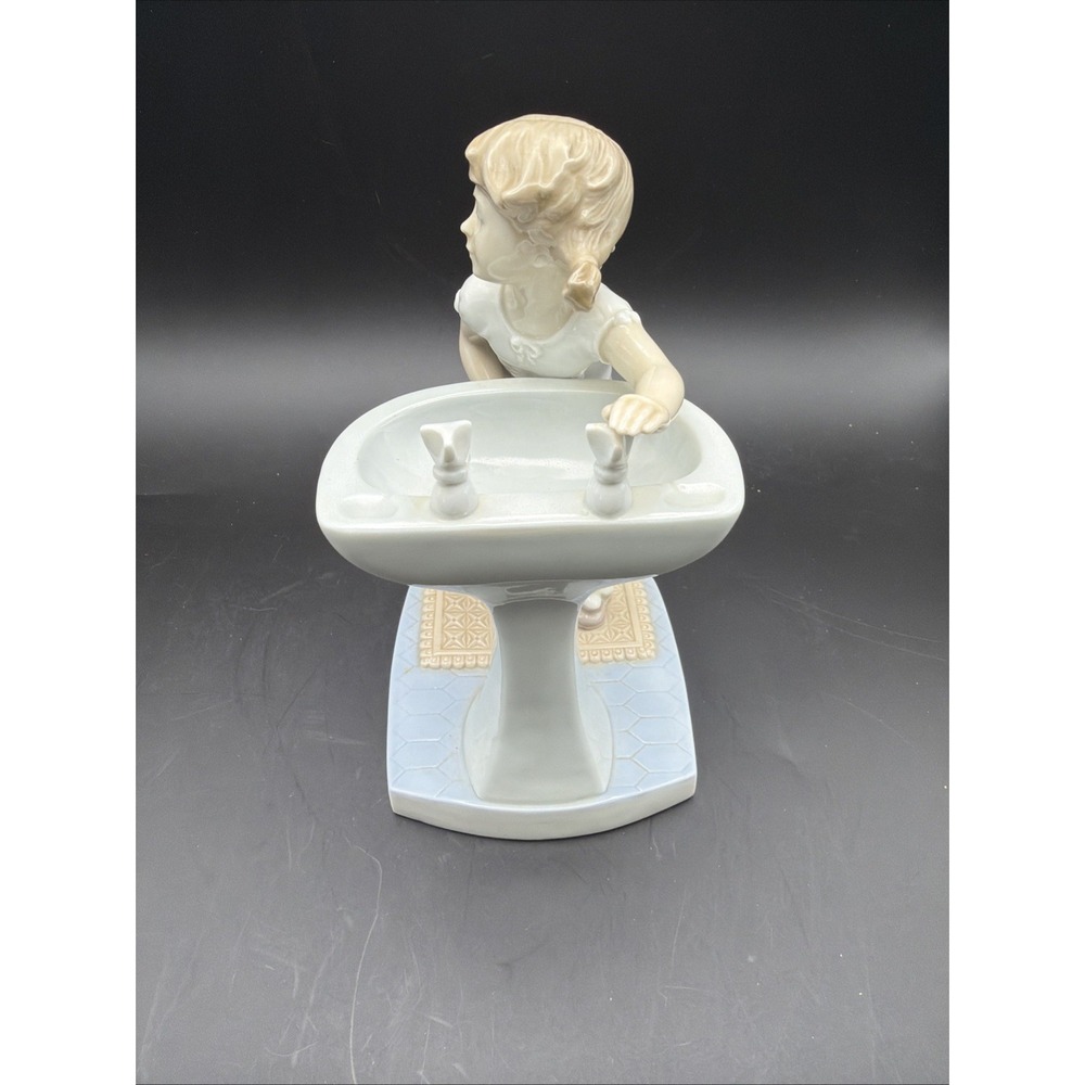 Lladro Figurine "CLEAN UP TIME" Girl At Sink 7.5" No. 4838 MINT Comdition No Box
